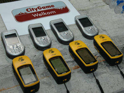 Gewapend met GPS en mobiele telefoon een route volgen door de stad.